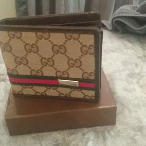 Authentic Gucci wallet (used once like new)